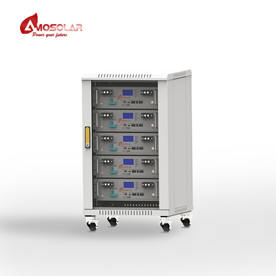 Batterie au lithium 48V 100Ah/200Ah montée sur un rack pour les performances du système photovoltaïque solaire