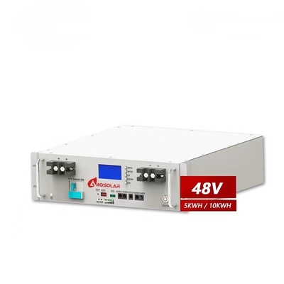Batterie au lithium 48V 100Ah/200Ah montée sur un rack pour les performances du système photovoltaïque solaire