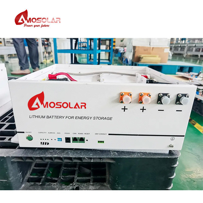 Batterie au lithium 48V 100Ah/200Ah montée sur un rack pour les performances du système photovoltaïque solaire