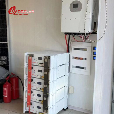 Batterie au lithium 48V 100Ah/200Ah montée sur un rack pour les performances du système photovoltaïque solaire